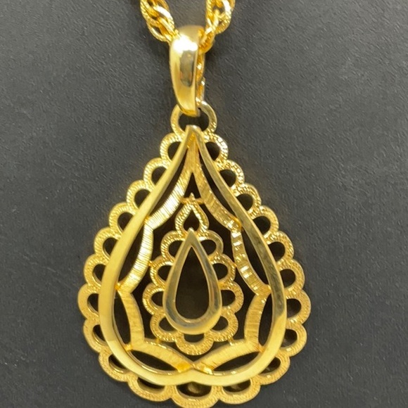 Vintage 24 inch rolo type gold tone chain, with large gold tone pendant. - Picture 3 of 8